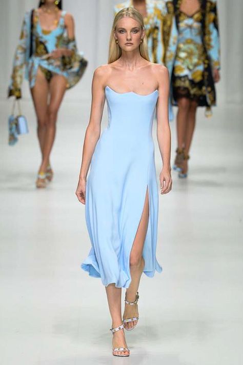 Versace Spring 2018 Ready-to-Wear Collection Photos - Vogue Blue Fashion Aesthetic, Dresses Fashion Show, Versace Summer, Fashion Show Aesthetic, Sleek Dresses, Versace 1995, Style Année 90, Summer Fashion Collection, 2018 Runway