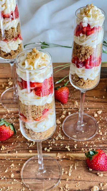 Mini Strawberry Trifle, Dessert Mini Cups, Strawberry Shortcake Cheesecake Cups, Prosecco Ladder, Mini Strawberry Shortcake Cups, Quince Dessert Table, Champagne Cheesecake, Strawberry Cream Cheese Dessert, Cheesecake Shots