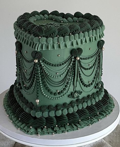 Birthday Cake Aesthetic Vintage, Bakery Organization, Gothic Birthday Cakes, Lambeth Cake, Birthday Cake Aesthetic, Green Birthday Cakes, Vintage Heart Cake, Pie Crust Designs, Vintage Birthday Cakes