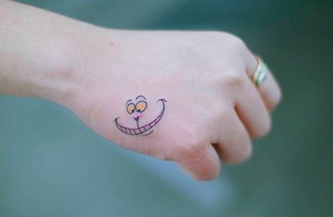 Disappearing Cheshire cat tattoo on the right hand. Tattoo Gato, Disney Inspired Tattoos, Cheshire Cat Tattoo, Cheshire Cat Smile, Cat Smile, Tattoo Disney, Hp Tattoo, Cute Couple Tattoos, Wonderland Cheshire Cat