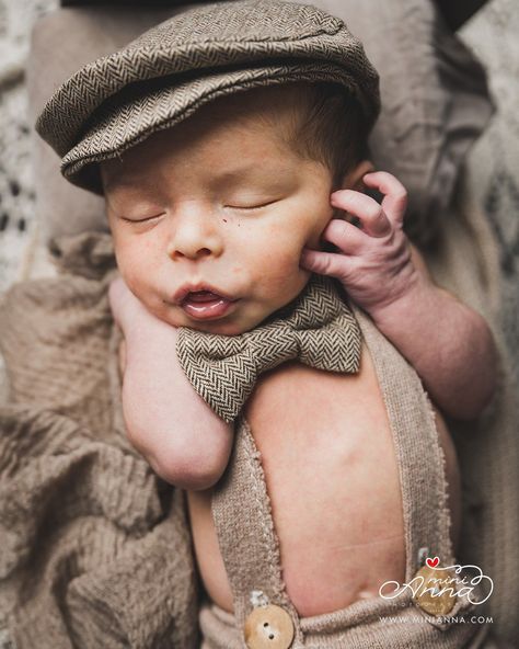 Little tweed bow ties, newsboy hats, suspenders and trousers? Oh my! So much cuteness in this newborn portrait! Props are such a nice touch to add to a newborn photoshoot and can really help switch it up in between poses and provides variety in your final gallery. But don't take my word for it! We can plan a special shoot of your own so you can see what I mean! Have a newborn baby, or a baby on the way? Let's connect at minianna.com and plan for a special newborn studio shoot in the Bay Area! Newborn Pictures Boy, Born Baby Photos, Professional Newborn Photography, Baby Boy Newborn Pictures, Boy Jumper, Newborn Photos Boy, Newborn Photography Boy, Baby Bowtie, Newborn Studio