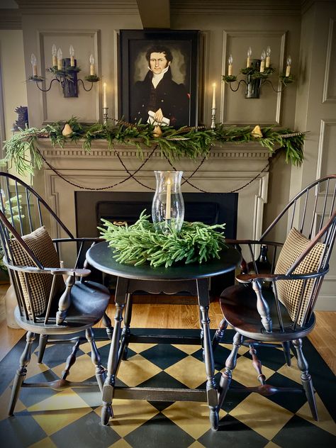 Colonial Room Decor, Early American Decorating New England, American Colonial Living Room, New England Colonial Interior, New England Colonial Thanksgiving, Vintage Parlor, Williamsburg Decor, Primitive Colonial Wallpaper, Colonial Primitive Homes