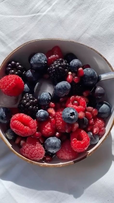 Bowls Of Fruit, Mountain Picnic, Bowl Of Berries, Tech Drawing, Berry Cereal, Spring Fruit, Painting References, Raspberry Recipes, Healthy Food Inspiration