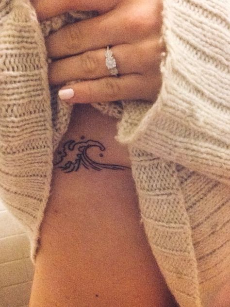 Tattoo Wave, Wave Tattoos, Tattoos On Side Ribs, Secret Tattoo, Ribcage Tattoo, Wave Tattoo, Ocean Tattoos, Tattoos Henna, Trendy Tattoo