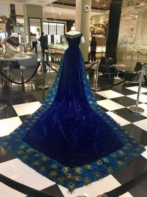 Peacock Inspired Wedding Dress, Peacock Quinceanera Dresses, Peacock Outfit Design, Peacock Dress Wedding, Royal Gowns Queens, Queen Gowns Royal, Peacock Dress Design, Peacock Inspired Dress, Peacock Clothes