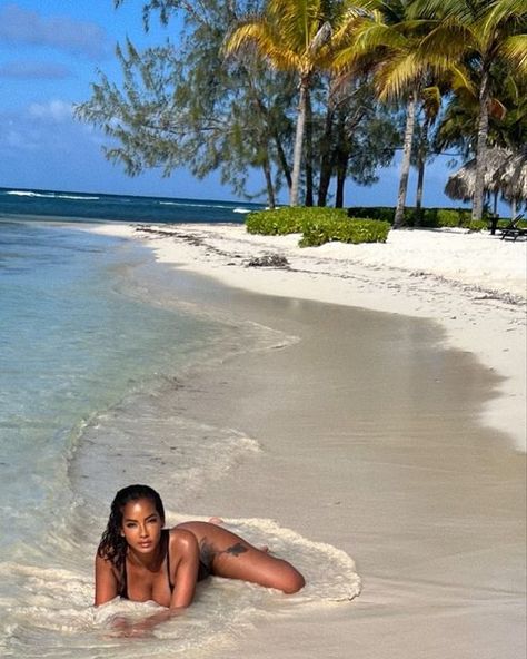 Christa Core, Vacation Picture Ideas Instagram, Baddie Beach Pictures, Holiday Inspo Pics, Tropical Vacation Aesthetic, Vacay Poses, Vacation Poses, Vacation Photoshoot, Beach Vacation Pictures