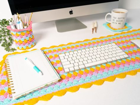 Crochet For Decoration, Crochet Porch Decor, Dorm Room Crochet Ideas, Crochet Desk Mat Pattern, Crochet Locker Decor, Diy Home Decor Crochet, Crochet Bedroom Decor Free Pattern, Crochet For Office Desks, Office Crochet Decor