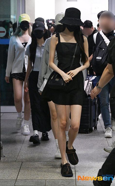 Wonyoung Airport Outfit, Wonyoung Airport Fashion, Wonyoung Fashion, Wonyoung Style, Wonyoung Airport, Wonyoung Outfit, Feminine Era, Airport Fashion Kpop, Girls Fit