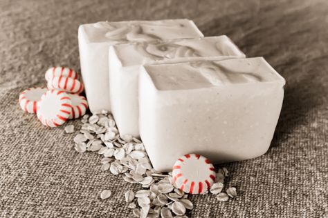 Peppermint Oatmeal Soap-9 Oatmeal Soap Recipe, Savon Diy, Diy Soap Recipe, Bars Of Soap, Peppermint Soap, Cold Process Soap Recipes, Soap Making Recipes, Lemon Yogurt, Oatmeal Soap