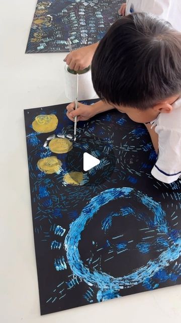 Kit Lang on Instagram: "Using lots of different things I have seen on Instagram to facility this Vincent Van Gogh Starry Night painting with Year 2. ✨  Working large, students started making lines using a fork to create a windy, swirled background. In the second lesson, students added oil pastel and created more lines and then added stars a moon and more details using gold, white and yellow paint.   I am planning to have them add trees and houses either with oil pastel, collaged paper or both. Every students artwork is so unique and you can really see their personality in the way they make their lines and add special details. . . . . #vangogh #vincentvangogh #vangoghinspired #starrynight #lines #swirls #paintingwithkids #paintingwithprimary #primaryart #primaryartteacher" Van Gogh For Preschoolers, Starry Night Painting Ideas, Van Gogh Starry Night Painting, Van Gogh For Kids, Vincent Van Gogh Starry Night, Starry Night Painting, Tempera Paint, Yellow Paint, Van Gogh Art