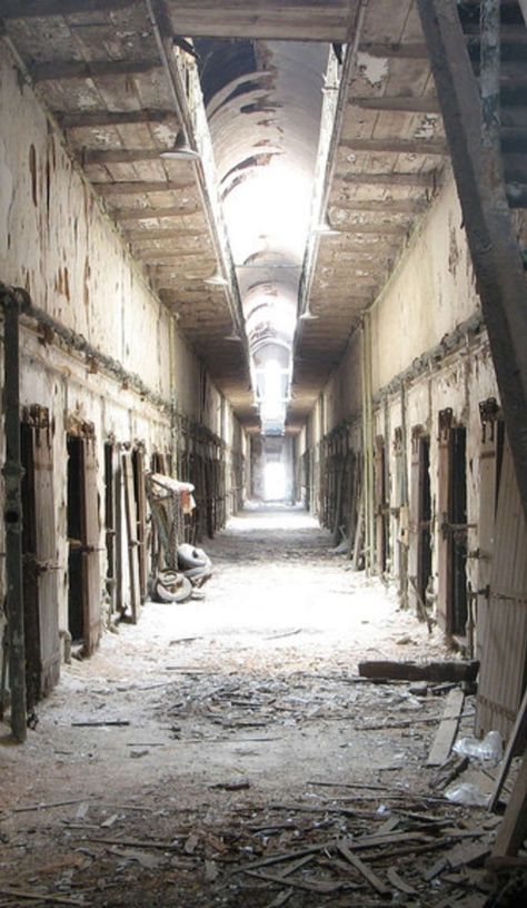 Haunted Prison, Abandoned Prisons, Haunted America, Eastern State Penitentiary, Old Abandoned Buildings, Abandoned Asylums, Yard Haunt, Creepy Houses, Haunted House Props