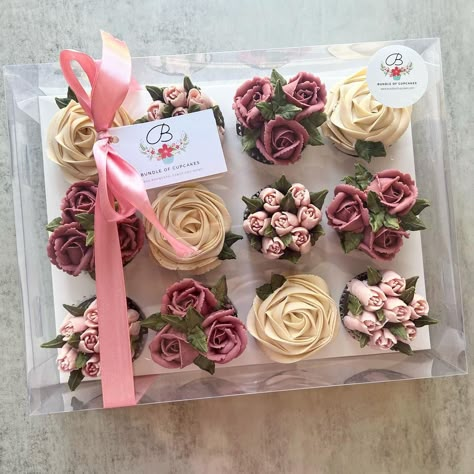 Beautiful Cupcakes Decorating, Cupcakes Bouquet Ideas, Cupcakes Birthday Ideas, Floral Cupcake Bouquet, Mini Rose Cupcakes, Mini Cupcakes Decorating, Flower Cupcakes Bouquet, Floral Design Cupcakes, Flower Cupcakes Ideas