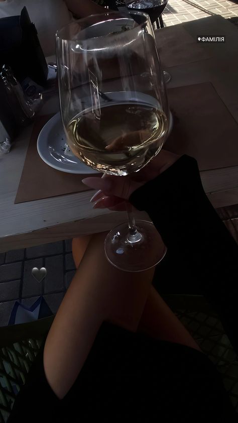 Glass wine woman aesthetic night café Wine Aesthetic Instagram Story, Girl Drinking Alcohol Aesthetic, Wine Girl Aesthetic, Wine Instagram Story, Drinking Wine Aesthetic, Ashley Core, Evening Aesthetic, Wine Aesthetic, Pretty Alcoholic Drinks