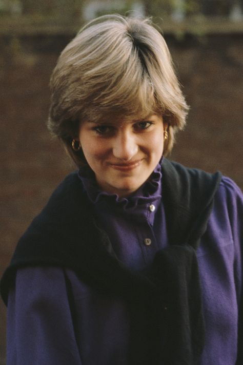 Diana Queen, Royal Blue Skirts, Diana Wedding, Princess Diana Fashion, Princess Diana Family, Princes Diana, Diana Fashion, Charles And Diana, Lady Diana Spencer