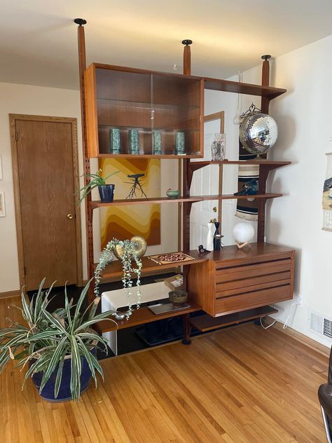 Mid Century Partition, 1960s Inspired Interior Design, 70s Built In Shelves, Mid Mod Interior Design, 70s Room Divider, Retro Entryway Ideas, Studio Apartment Mid Century Modern, Flea Market Living Room, 70s Entryway