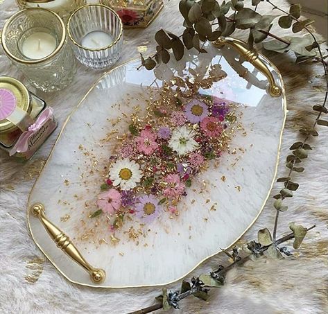 Resin Art Table Top Diy, Floral Resin Tray, Diy Resin Tray, Seni Resin, Resin Candle, Resin Table Top, Desain Quilling, Resin Crafts Tutorial, Diy Resin Projects