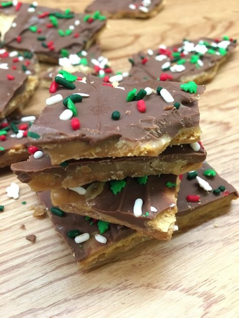 If you’re looking for a quick and easy treat that won’t take more than about 15 minutes to make, Easy Christmas Crack will work perfectly.      The brown sugar and butter cooks up to taste just like Heath bars, and is amazing. I brought this to my Dad’s house for Christmas and they were … Homemade Toffee Candy, Healthy Savory Breakfast, Ritz Cracker Toffee, Christmas Party Food Ideas, Homemade Christmas Treats, Pecan Toffee, Treats Christmas, Chocolate Chip Pecan Cookies, Homemade Toffee