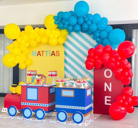 Train Balloon Decorations, Train Theme Birthday Party Decorations, Two Two Train Birthday Party, Train Birthday Party Decorations, Train Themed Birthday Party, Train Theme Party, Train Birthday Theme, Train Birthday Invitation, Train Party Decorations