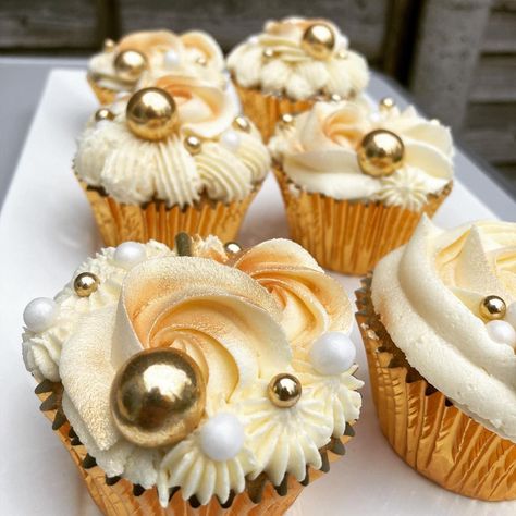 Nuha on Instagram: “• Cream & Gold ✨• The Cupcakes ✨💍 . . . . . . . #cakesickles #creamandgold #cakepots #cakepops #cupcakes #cupcakesofinstagram…” Gold Dusted Cupcakes, Gold Decorated Cupcakes, Wedding Cupcakes White And Gold, Golden Wedding Anniversary Cupcakes, Cream And Gold Wedding Decorations, Art Deco Cupcakes, Gold Theme Cupcakes, Golden Birthday Cupcakes, Gold Flower Cupcakes