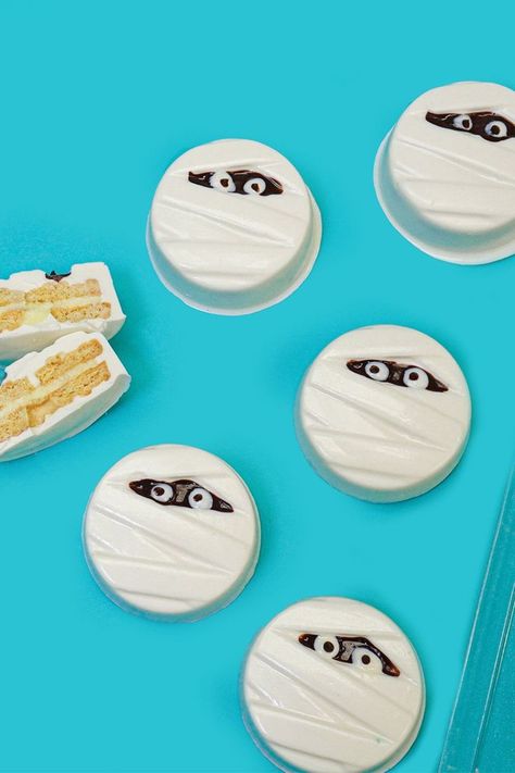 chocolate covered oreos that look like mummies Lemon Sandwich Cookies, Lemon Sandwich, Decorated Oreos, Mummy Cookies, Cookie Sandwich Recipes, Candy Wafers, Dark Chocolate Candy, White Chocolate Candy, Sandwich Cookie