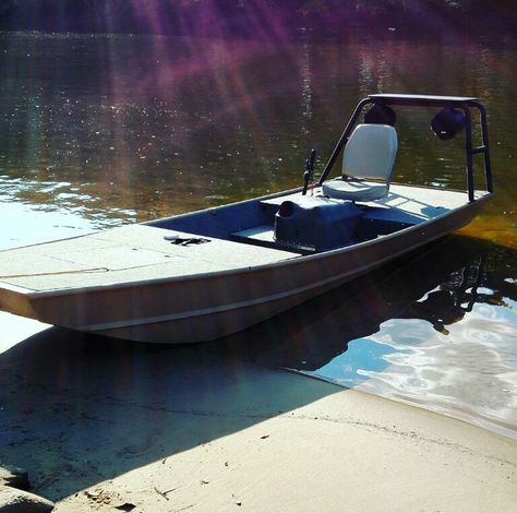 Inboard custom jon boat with subs More Mini Bass Boats, Flat Bottom Jon Boat, Mud Boats, Skiff Boat, Aluminium Boats, Jon Boat Modifications, Duck Hunting Boat, Boat Upgrades, Jon Boats