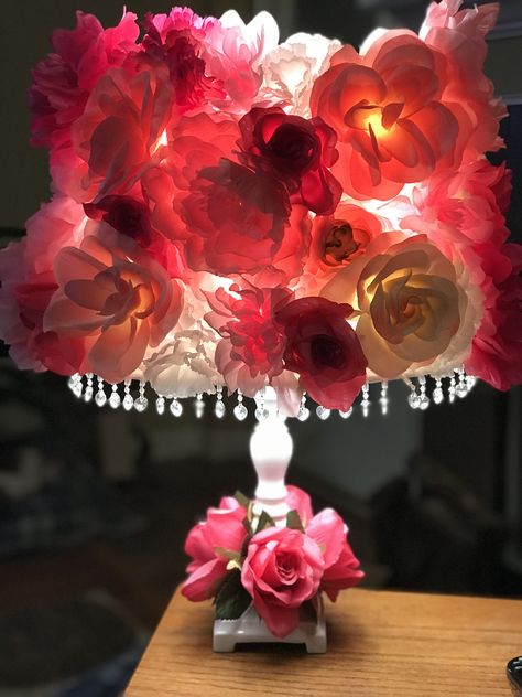 Pretty in pink flower lampshade!!! Flower Lampshade, Silk Flowers Diy, Bedroom Things, Decorate Lampshade, Flower Lamp Shade, Shabby Chic Lamp Shades, Desktop Lamp, Chic Lamp, Lamp Diy