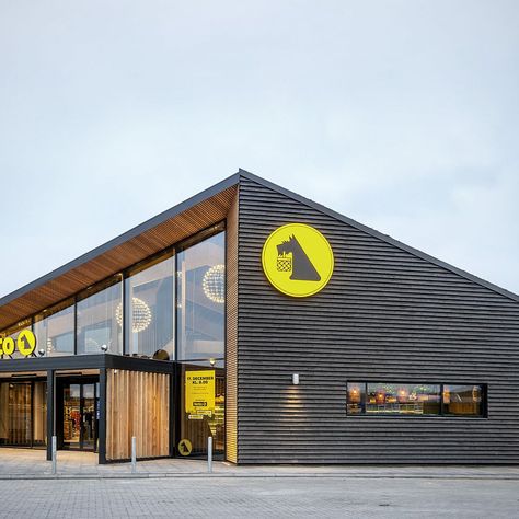 C.F. Møller Architects has in collaboration with Netto and Salling Group developed the concept for the first free-standing convenience store to achiev.. Modern Warehouse Design Exterior, Factory Design Exterior, Warehouse Design Exterior, Modern Warehouse Design, Factory Architecture Design, Warehouse Facade, Warehouse Exterior Design, Factory Exterior, Pet Store Design