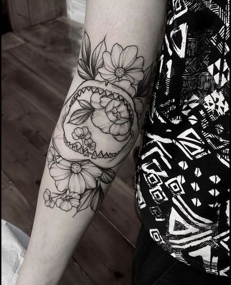 @stefanistipple on Instagram Ocean Tattoo Filler Ideas, Floral Aquatic Tattoo, Nautical Floral Tattoo, Leg Sleeve Ocean, Floral Ocean Sleeve Tattoo, Shark With Flowers Tattoo, Flower Shark Tattoo, Shark Flower Tattoo, Floral Shark Tattoo