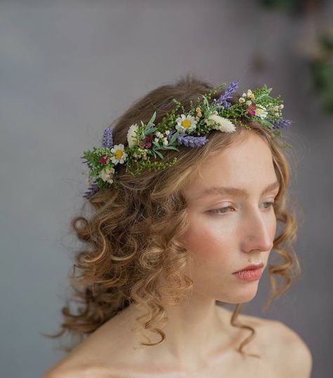 Flower Crown Bride Veil, Subtle Flower Crown, Short Hair Wedding Styles Flower Crown, Flower Crown Bridesmaid Hair, Real Flower Crown Wedding, Fresh Flower Crown Wedding, Bridesmaid Hairstyles With Flower Crown, Flower Crown Veil Wedding, Half Up Half Down Wedding Hair With Flower Crown