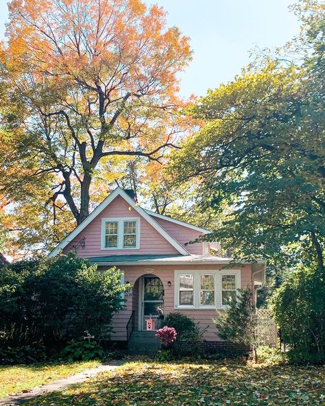 @hoosierhouses on Instagram: “John Mellencamp really knew what he was talking about with little pink houses for you and me. 💝 . #hoosierhouses #indiana #home…” Green House Pink Door, Normal House Exterior, Pink Home Exterior, House Small Modern, Small Pink House, Pink And Green House, Light Pink House, Cute Small House, Pink Bungalow