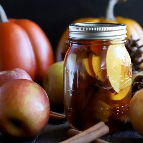 Apple Pie Infused Whiskey - Cake 'n Knife Apple Pie Whiskey Recipe, Apple Pie Drink Alcohol, Apple Pie Drink, Infused Whiskey, Whiskey Drinks Recipes, Apple Pie Moonshine, Apple Whiskey, Whiskey Cake, Whiskey Recipes