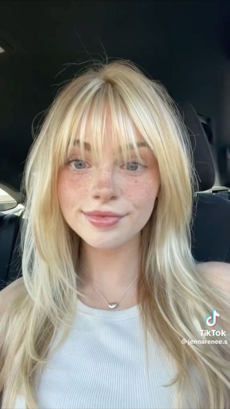 Wispy Bangs Round Face, Shape Rp, Light Blonde Hair, Blonde Hair Girl, Hair Inspiration Short, Hair Stylies, Wispy Bangs, Long Hair With Bangs, Long Straight Hair