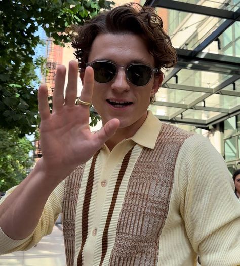 Tom Holland Icons, Tom Holland Zendaya, Nathan Drake, Tom Holland Peter Parker, Tom Holland Spiderman, Alien Stage, Tommy Boy, Men's Toms, White Boys