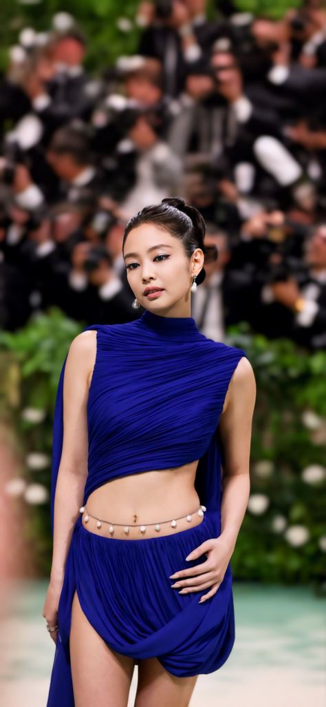 JENNIE WALLPAPER Jennie At Met Gala, Jennie Blackpink Wallpaper, Wallpaper Jennie, Kim Makeup, Jennie Wallpaper, Korean Picture, Blackpink Wallpaper, Blackpink Funny, Jennie Kim Blackpink