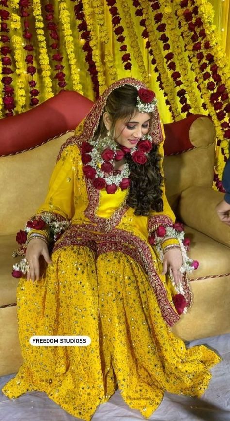 Haldi Ceremony Outfit For Sister, Bridal Haldi Outfit, Haldi Dress Ideas For Sisters, Haldi Ceremony Outfit For Bride, Haldi Outfits For Bride, Haldi Dress For Bride, Haldi Dress Ideas, Haldi Outfit For Bride, Haldi Photoshoot