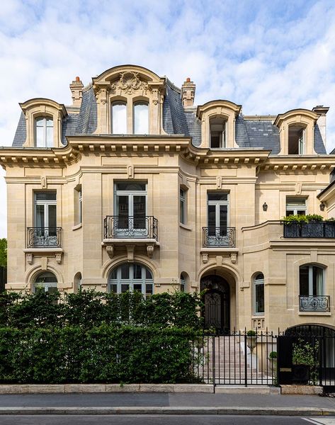 Hotel Particulier Paris, Malfoy Manor, Architecture Styles, Classical House, Paris Home, Paris Style, Old Paris, French Architecture, Classical Architecture