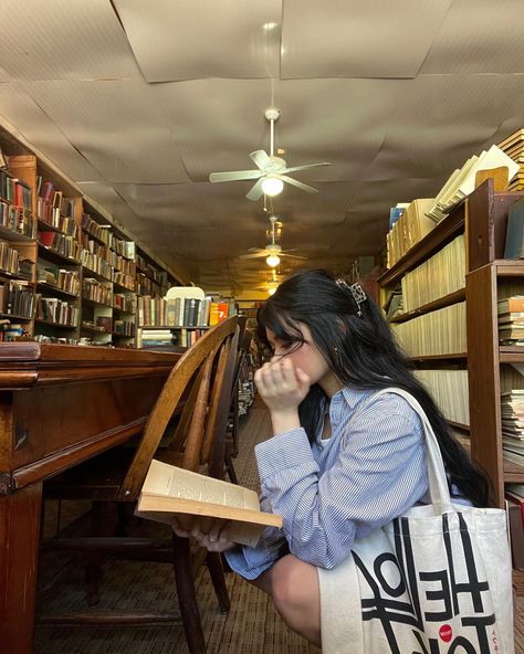 Books 
Library 
Vintage 
Bookstore Library Girl, Abercrombie Girls, Library Aesthetic, Instagram Inspiration Posts, Cute Lazy Outfits, Book Writing, Brunette Girl, Academia Aesthetic, Book Girl