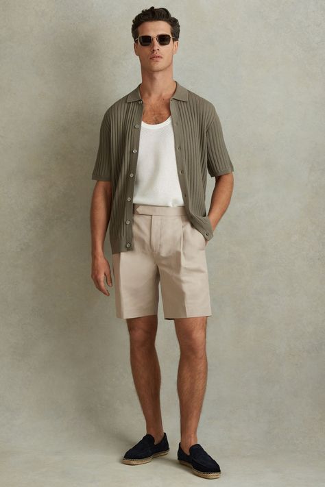 Made from a cotton blend with linen, the Con shorts have a natural woven texture and they're relaxed with front pleats, finishing above the knee. Cotton blend with linen. Front pleats. Side pockets. Side adjusters. The model is wearing a size 32. Measurements of model: 6ft1.5 / 187cm. Machine washable. 47% Cotton, 35% Linen, 18% Lyocell. Classic Outfits For Summer, Summer Linen Shorts, Male Summer Outfits Aesthetic, Linen Shorts Outfit Men, Linen Men Outfit, Mens Fashion Shorts, Reiss Men, Prenup Outfit, Linen Shorts Outfit