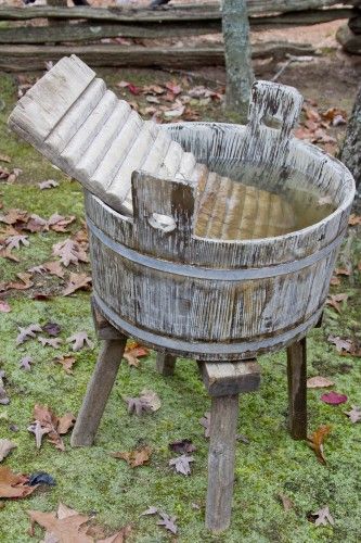 Antique Washing Machine, Vintage Washing Machine, Clothes Lines, Wooden Bucket, Pioneer Village, Outdoor Clothes, Estilo Country, Vintage Laundry, Wash Tubs