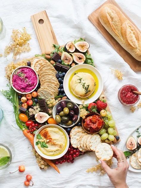 How To Create An Epic Vegan 'Cheese' Platter (With 3 Spread Recipes) - The Healthy Hour Vegan Party Food, Vegan Party, Spread Recipes, Vegan Christmas, Vegan Appetizers, Snacks Für Party, Cheese Boards, Food Platters, Vegan Cheese