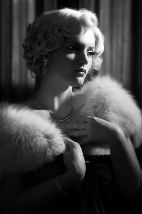 I love black and white style                                                                                                                                                                                 More Old Hollywood Glamour Pictures, Vintage Glam, 1900s Photos, Vintage Hollywood Glamour, Foto Portrait, 사진 촬영 포즈, Glamour Photography, Foto Vintage, Hollywood Glam