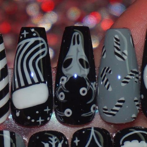 Sydney Petty on Instagram: "#gothnails #winternails #christmasnails #snownails #pressonnails #nails #nailart #nailinspo" Gothic Nails Christmas, Christmas Nail Ideas Stiletto, Winter Nail Designs Black, Gothic Xmas Nails, Goth Thanksgiving Nails, Christmas Horror Nails, Goth Xmas Nails, Gothic Winter Nails, Goth Holiday Nails