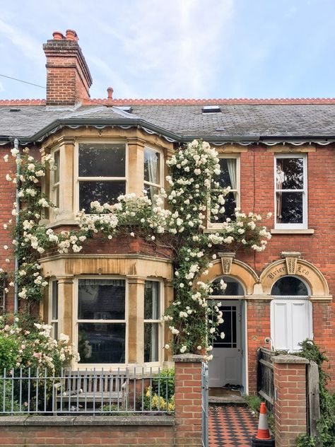 England Flat Interior, Cute Terrace House, English Apartment Exterior, Terraced Houses Architecture, Dream House England, Victorian Homes England, English Terrace House, Edwardian House Exterior Uk, British Apartment Exterior