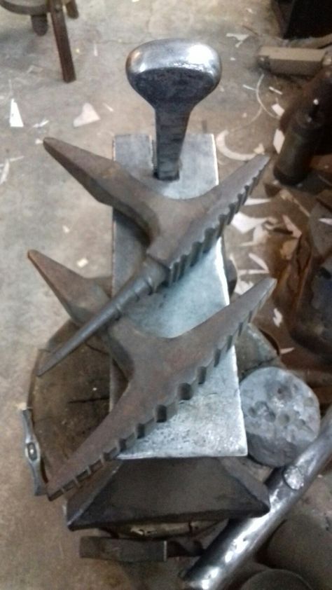 Diy Anvil, Smith Tools, Forging Tools, Black Smith, Wood Stumps, Metal Fabrication Tools, Anvils, Blacksmith Tools, Fabrication Tools