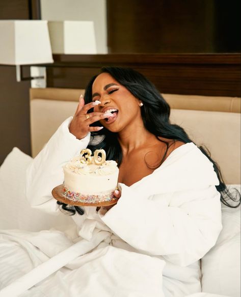 Minimalist Birthday Shoot Ideas, Spa Birthday Photoshoot, Simple Classy Birthday Photoshoot, Bohemian Birthday Outfit, Chill Birthday Photoshoot, Birthday Hotel Room Photoshoot, Birthday Hotel Shoot, Robe Photoshoot Photo Ideas Birthday, Birthday Shoots Black Women