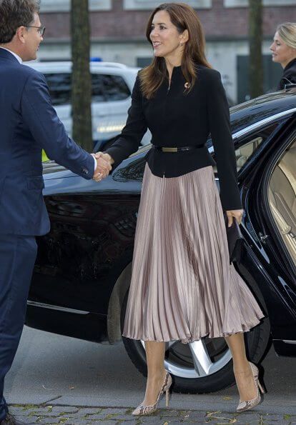 Mary Donaldson, Pleated Skirt Outfit, Royal Outfits, Crown Princess Mary, Classy Dress Outfits, Stylish Work Outfits, Princess Mary, Midi Skirts, Queen Mary