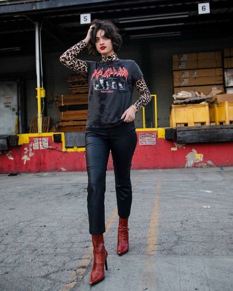 a424ed4bd3a7d6aea720b86d4a360f75desc34239924ri Rocker Chic Outfit, Rocker Outfit, Grunge Chic, Rock Aesthetic, Quoi Porter, Rock Outfit, Pastel Outfit, Rock Outfits, Def Leppard