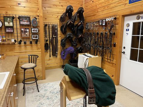 Tack Room Design Ideas, Tack Rooms Ideas, Equestrian Tack Room, Tack Room Layout, Barn Tack Room Ideas, Horse Tack Room Ideas, Small Tack Room Organization, Small Tack Room, Small Tack Room Ideas