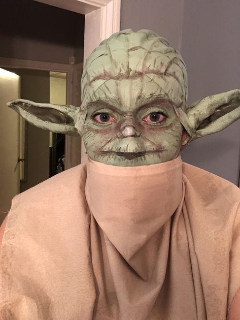 Yoda Halloween Costume Women, Funny Star Wars Costumes, Starwars Group Costumes, Yoda Costume Women's, Fantasia Star Wars, Bald Costume Ideas, Diy Yoda Costume, Star Wars Diy Costume, Diy Baby Yoda Costume