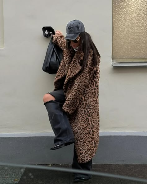 10 It Coats To Buy Before Winter Arrives Cheetah Jacket Outfit, Cheetah Coat Outfit, Leopard Jacket Outfit, Print Coat Outfit, Cheetah Coat, Cheetah Jacket, Japan Outfits, Cheetah Print Jacket, Fur Coat Outfit